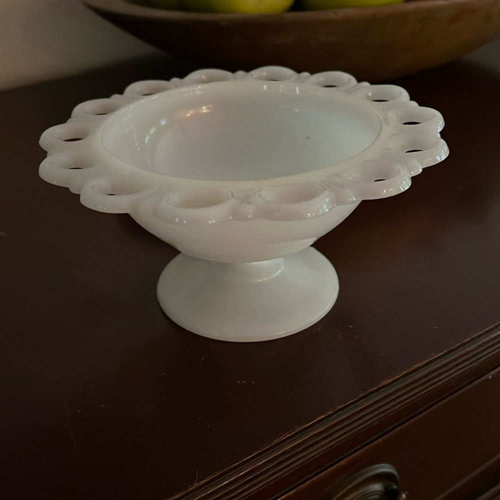 Vintage 1930s White Milk Glass Old Colony Pattern Open Lace Round Bowl